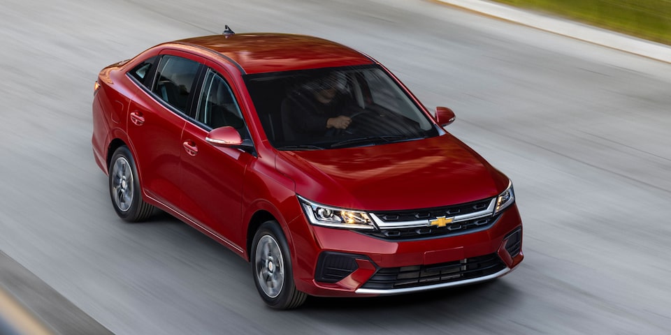 Nuevo Chevrolet Aveo 2024, auto tipo sedán con motor de 4 cilindros